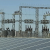 Estación eléctrica junto a placas solares