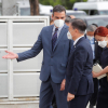 El jefe del Ejecutivo, Pedro Sánchez, saluda al presidente de la República de Corea, Moon Jae-in (d), a su llegada al Foro Empresarial España-Corea celebrado este miércoles en la Cámara de Comercio.