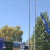 Izado de la bandera azul de la plaza de interior de Orellana la Vieja