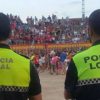 Agentes de la Policía Local de Malpartida de Cáceres y de Brozas vigilando en un evento multitudinario.