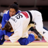 Cristina Cabaña de España (i) combate con Tina Trstenjak de Eslovaquia en los -63kg femeninos de judo durante los Juegos Olímpicos 2020, este martes en el estadio Nippon Budokan en Tokio (Japón)