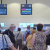 Viajeros haciendo cola en el Aeropuerto de Badajoz. 