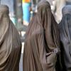 Tres mujeres con burka negro. 