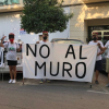 Miembros de la plataforma 'No al muro' protestando en Navalmoral de la Mata