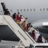 ersonas desembarcan del avión militar MRTT T-055 procedente de Afganistán en el Aeropuerto Militar de Melsbroek, en Melsbroek, Bélgica, el 23 de agosto de 2021. El avión, el segundo en aterrizar el 23 de agosto, llevaba 33 ciudadanos belgas y afganos que ayudaron a la misión belga en Afganistán