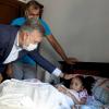 El alcalde de Plasencia, Francisco Pizarro, visitando a la niña accidentada