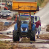 Tractor ayudando a despejar la carretera en Arroyo de San Serván