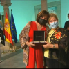 Ana Escudero recibiendo la Medalla de Extremadura de su madre, Josefa Gómez