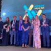 Los galardonados posan con el premio