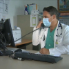 Un médico atiende una consulta por teléfono