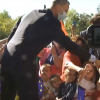 El Rey Felipe VI saludando a niños en Cuacos de Yuste