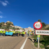 Los trabajadores del ayuntamiento de Alburquerque protestando hoy por el impago de sus nóminas
