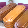 Diversos féretros en una funeraria