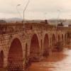 Fotografía histórica del Puente Romano de Mérida con vehículos