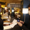 Una metre de un restaurante bilbaíno realiza una comprobación de un pasaporte Covid