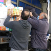 Entrega de los alimentos donados por los trabajadores de Pinto a los de Alburquerque