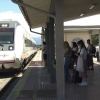 Pasajeros esperando al tren en la estación de Monfragüe