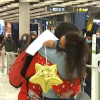 Abrazo por reencuentros en Navidad en el aeropuerto