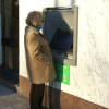 Mujer intentando sacar dinero de un cajero automático