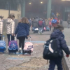 Alumnos entrando en un colegio tras las navidades