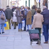 Ciudadanos paseando por la calle