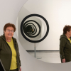 Helga de Alvear junto a una obra de Olafur Eliasson