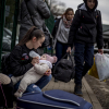 Una mujer alimenta a un niño mientras las personas que huyen de Ucrania llegan a Eslovaquia a través del cruce fronterizo de Ubla, el 25 de febrero de 2022. Eslovaquia dijo que permitirá que los ucranianos que huyen entren al país tras el paso de Rusia Operación militar en Ucrania.