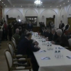 Representantes oficiales de Rusia y Ucrania en la mesa de negociación en la frontera bielorrusa