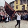 Nieves, primera mujer en 'pasear' la bandera en la fiesta del Peropalo