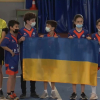 Niños y niñas con la bandera de Ucrania
