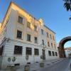 El mítico edificio tiene tres plantas, un sótano y se encuentra junto al Arco de Trajano de Mérida