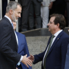 El rey Felipe VI (i) junto al presidente de la Junta de Extremadura, Guillermo Fernández Vara (d), a su salida de la inauguración de la XXVI edición de la exposición de Las Edades del Hombre.