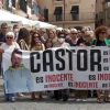 Manifestantes apoyando a Castor C., condenado por abusos sexuales