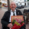 José, con su placa conmemorativa y su ramo de flores para celebrar sus 102 años