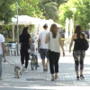 Pacenses paseando por la calle este mediodía