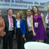 El presidente de la Junta de Extremadura y la ministra de Transportes, en el stand de la región en el Salón de la Logística de Barcelona.