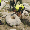 Pieza del verraco siendo trasladada por parte de la Guardia Civil