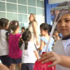 Niña llenando su cantimplora de agua en un colegio extremeño