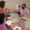 Votante ejerciendo su derecho en las elecciones andaluzas