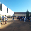 Alumnos esperando en la entrada de la Facultad para realizar los exámenes de la EBAU