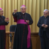 Celso Morga recibe un anillo como reconocimiento por sus 50 años como sacerdote.