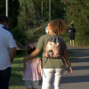 Gente, familia, paseando por el parque