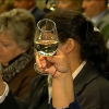 Mujeres catando copas de vino blanco