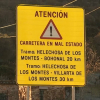 Cartel advirtiendo del mal estado de los caminos en la 'Y del Cíjara'