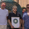 Los integrantes de la legendaria banda británica posan con la réplica de su placa