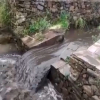 Piscina natural de Torre de Don Miguel con el agua sucia por las cenizas