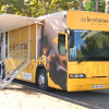 Autobús informativo sobre el ingreso mínimo vital estacionado en Badajoz 