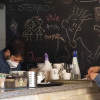 Gente trabajando en el interior de un bar con mascarilla