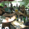 Brindis entre amigos en una terraza de Cáceres por San Jorge