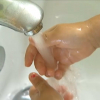 Una niña se lava las manos en una guardería